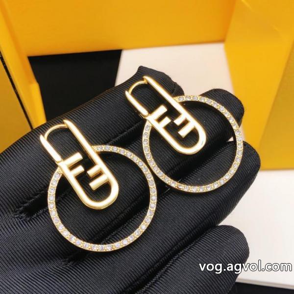 フェンディ上品セレブな豪華 年末で限定アイテム 大安売りのアクセサリーブランド コピー  .