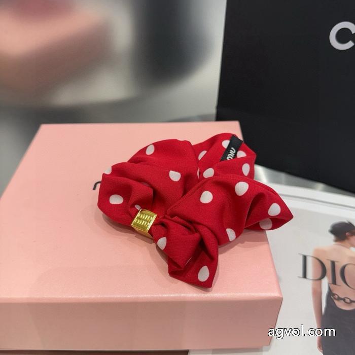 MIUMIUブランド コピー 販売 店アクセサリー限定セールお買い得 今年買い足したい！ 着るだけオシャレ上級者.._0_2
