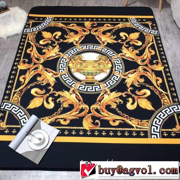 ラグカーペット高弾力で踏み心地も抜群  ヴェルサーチ 安定性＆機能性が高く VERSACE  2019春夏のトレンド新商品