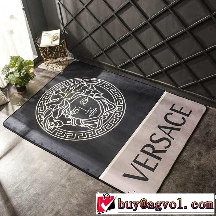 超極細繊維で作られた１枚 ヴェルサーチVERSACE 2019年の春夏に着たい ラグカーペット年中足元を快適にしてくれる