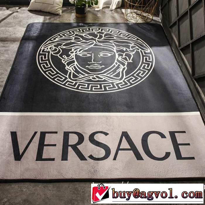 超極細繊維で作られた１枚 ヴェルサーチVERSACE 2019年の春夏に着たい ラグカーペット年中足元を快適にしてくれる