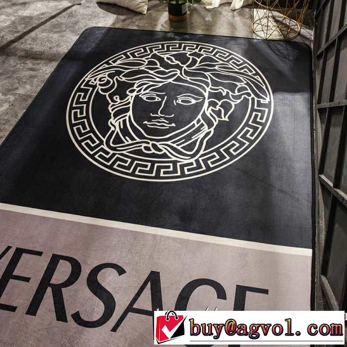 超極細繊維で作られた１枚 ヴェルサーチVERSACE 2019年の春夏に着たい ラグカーペット年中足元を快適にしてくれる
