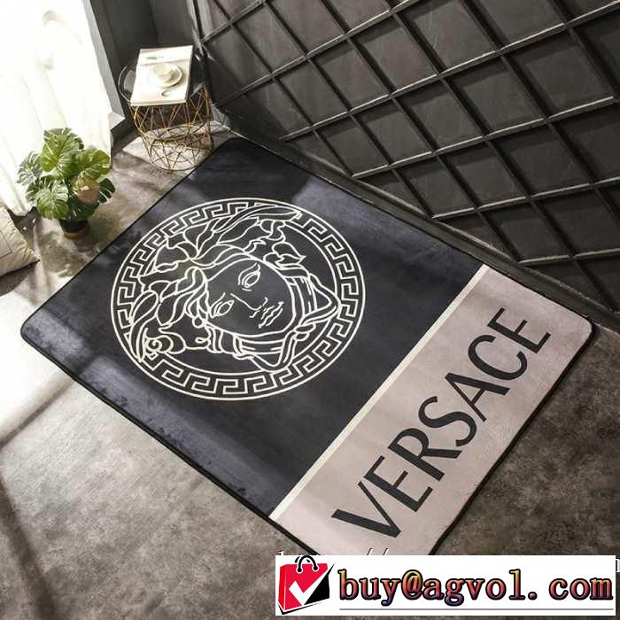 超極細繊維で作られた１枚 ヴェルサーチVERSACE 2019年の春夏に着たい ラグカーペット年中足元を快適にしてくれる