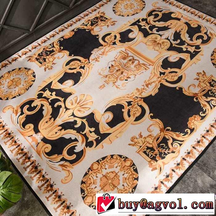 お部屋に合わせやすいスタイリッシュな魅力 ヴェルサーチVERSACE 毛が出にくい仕上がり ラグカーペット 2019春夏トレンドアイテム