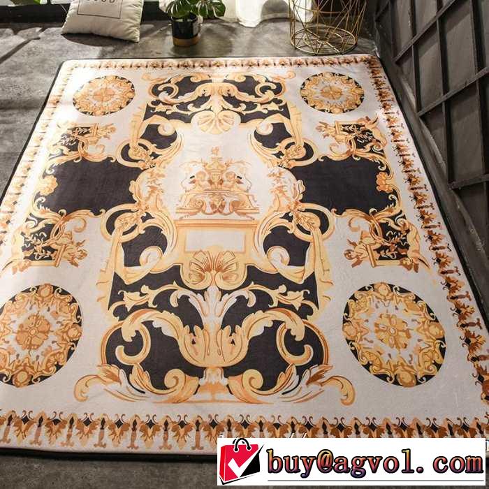 お部屋に合わせやすいスタイリッシュな魅力 ヴェルサーチVERSACE 毛が出にくい仕上がり ラグカーペット 2019春夏トレンドアイテム
