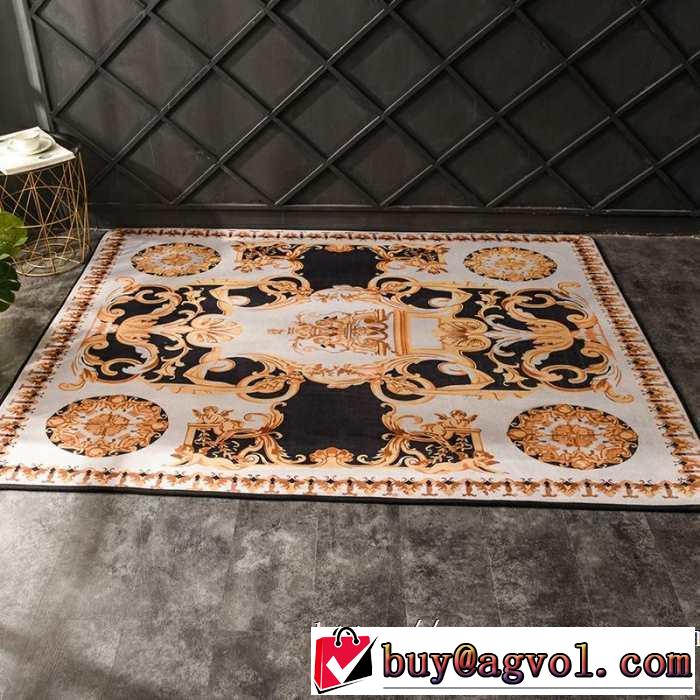 お部屋に合わせやすいスタイリッシュな魅力 ヴェルサーチVERSACE 毛が出にくい仕上がり ラグカーペット 2019春夏トレンドアイテム
