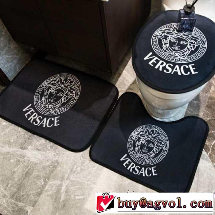 2019年春夏のトレンドアイテム  ラグカーペット  ヴェルサーチVERSACE 見た目はおしゃれで高級感が溢れる