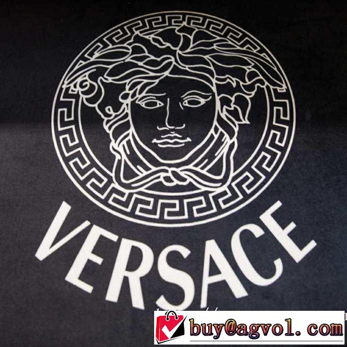 2019年春夏のトレンドアイテム  ラグカーペット  ヴェルサーチVERSACE 見た目はおしゃれで高級感が溢れる