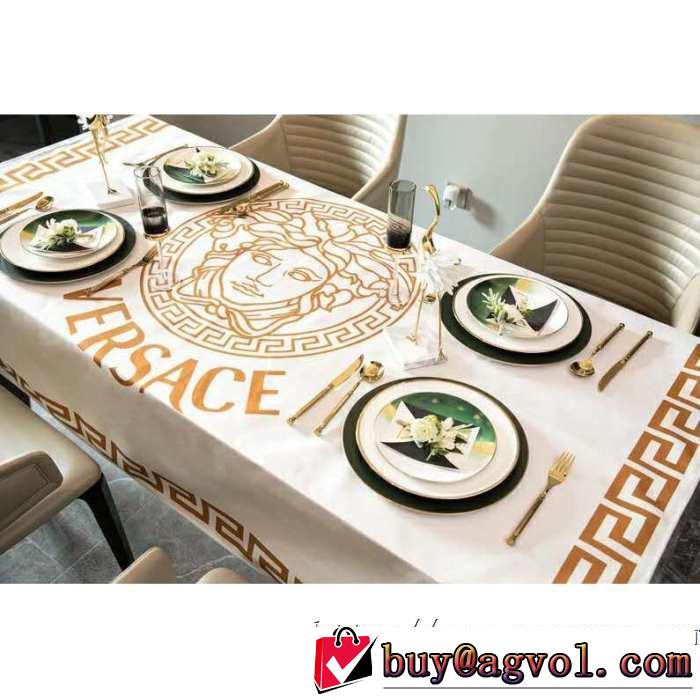 踏み心地もペラペラでリラックス ヴェルサーチVERSACE ラグカーペット 2019年夏の一押しファッションアイテム 