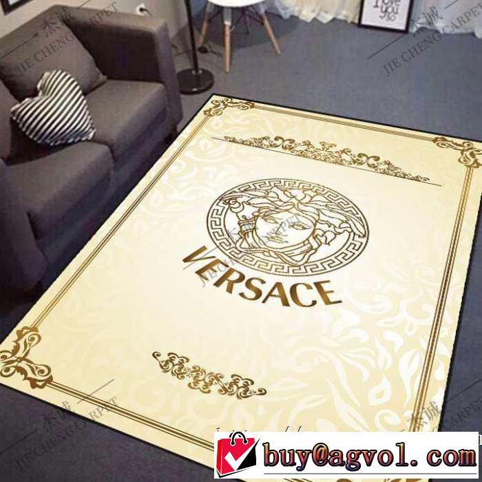大人カジュアル夏ファッション2019 ヴェルサーチVERSACE 肌触りの良さとお手入れのしやすさを両立 ラグカーペット