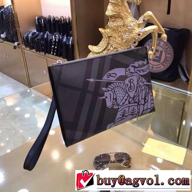 美品*入手困難 バーバリー BURBERRY 絶妙な新商品 ポーチ 大人キレイめ