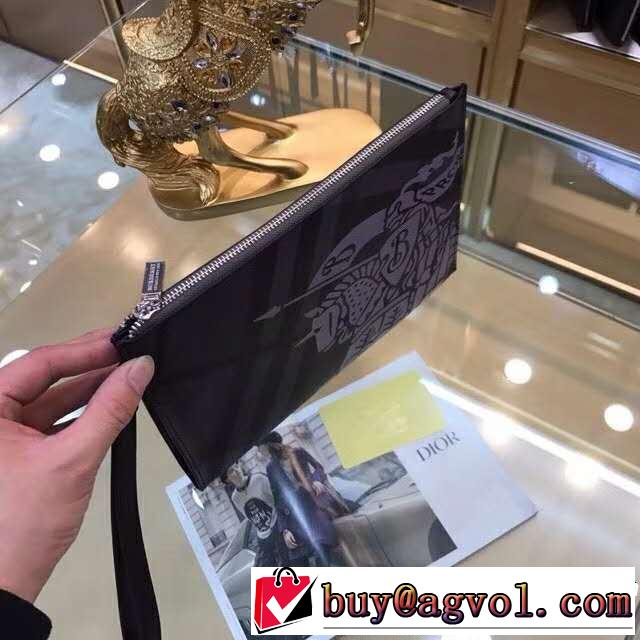 美品*入手困難 バーバリー BURBERRY 絶妙な新商品 ポーチ 大人キレイめ