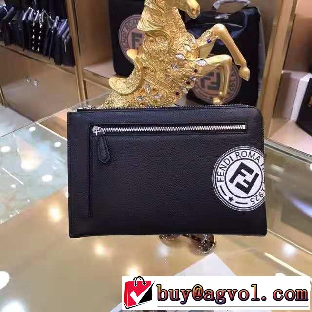  すっかり定番化 フェンディ人気急上昇中  FENDI ポーチ ストリートファッション