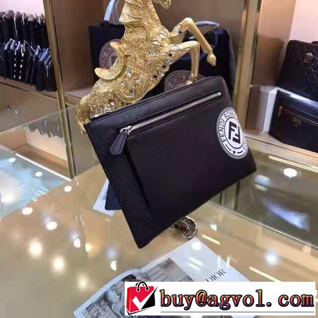 すっかり定番化 フェンディ人気急上昇中  FENDI ポーチ ストリートファッション