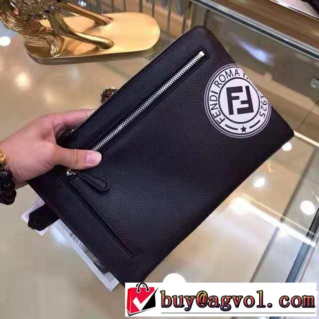 すっかり定番化 フェンディ人気急上昇中  FENDI ポーチ ストリートファッション