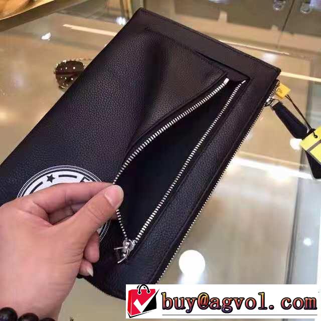 すっかり定番化 フェンディ人気急上昇中  FENDI ポーチ ストリートファッション