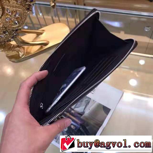 すっかり定番化 フェンディ人気急上昇中  FENDI ポーチ ストリートファッション