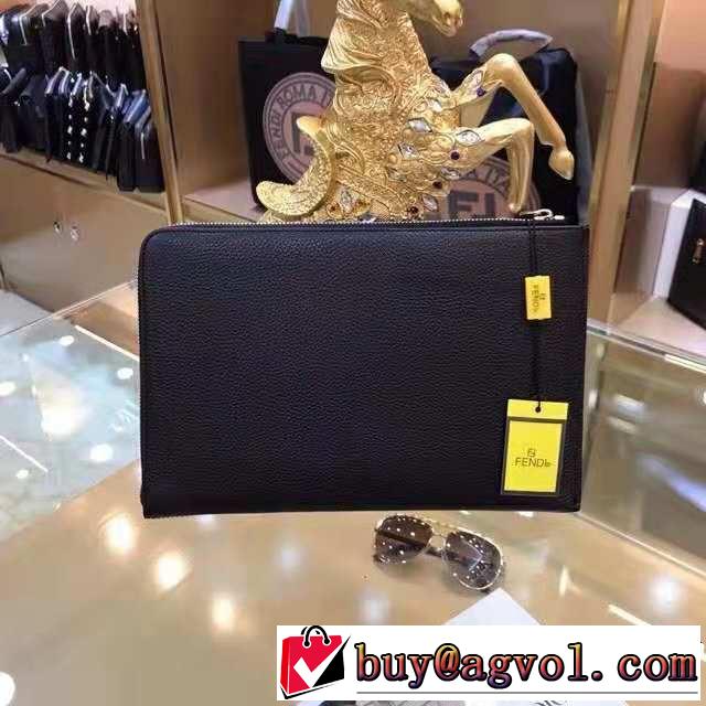 すっかり定番化 フェンディ人気急上昇中  FENDI ポーチ ストリートファッション