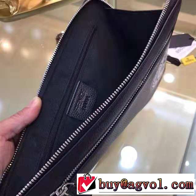 すっかり定番化 フェンディ人気急上昇中  FENDI ポーチ ストリートファッション