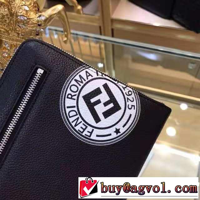 すっかり定番化 フェンディ人気急上昇中  FENDI ポーチ ストリートファッション