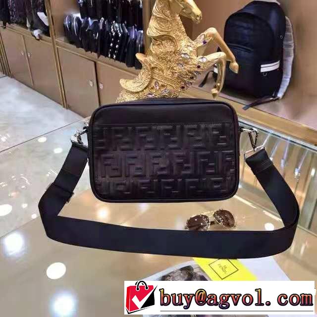  人目を引く存在感  ショルダーバッグ 目前の注目ブランド フェンディ FENDI 大人カジュアル 