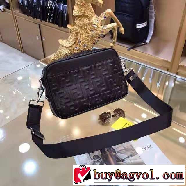 人目を引く存在感  ショルダーバッグ 目前の注目ブランド フェンディ FENDI 大人カジュアル