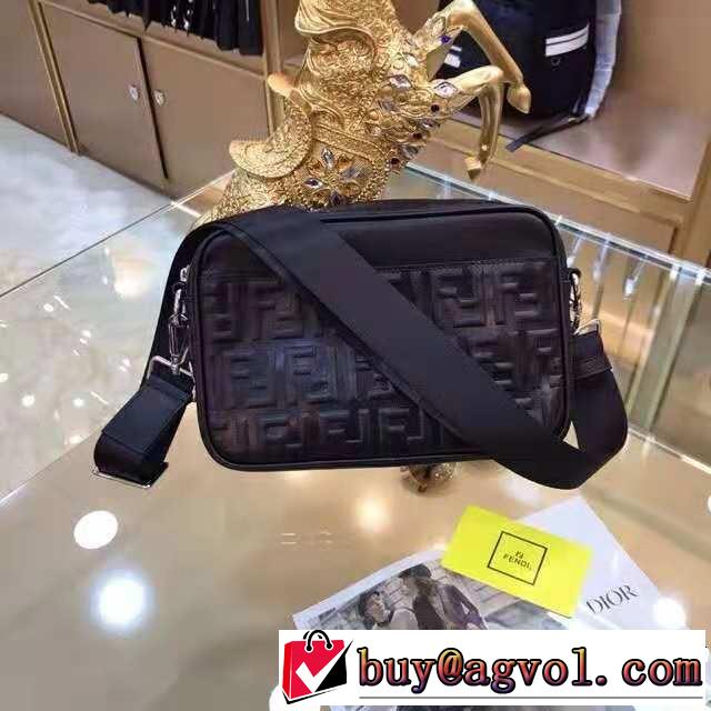 人目を引く存在感  ショルダーバッグ 目前の注目ブランド フェンディ FENDI 大人カジュアル