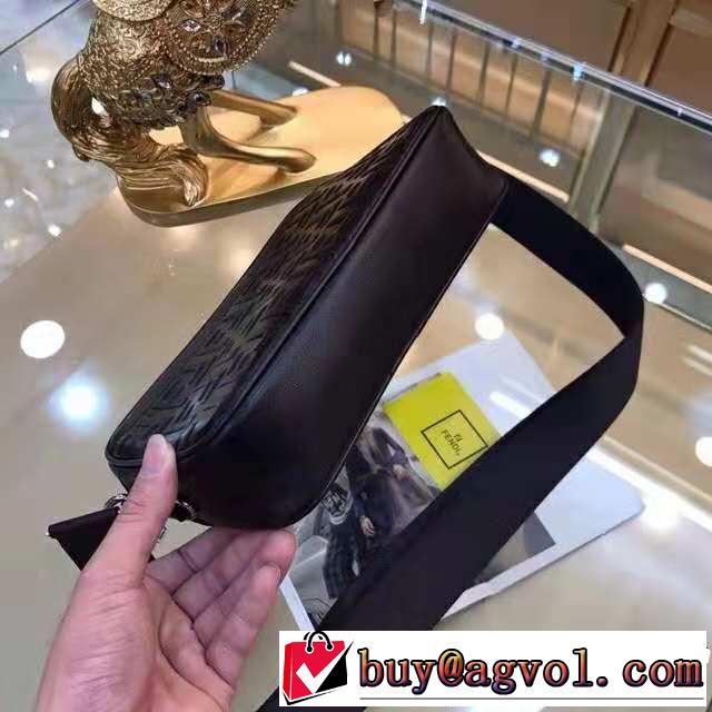 人目を引く存在感  ショルダーバッグ 目前の注目ブランド フェンディ FENDI 大人カジュアル