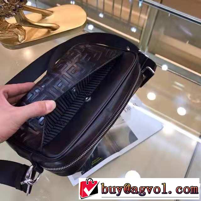 人目を引く存在感  ショルダーバッグ 目前の注目ブランド フェンディ FENDI 大人カジュアル