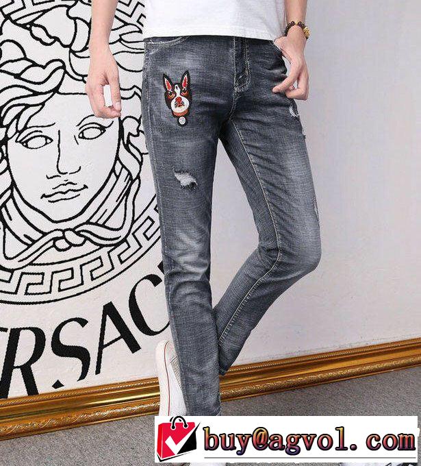 今年っぽくNEWファッション　ヴェルサーチVERSACE  ジーンズ　流行の注目ブランド