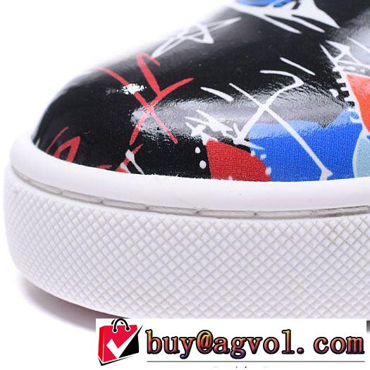 希少性の高いルブタン偽物Christian Louboutin超人気新品スリッポンカジュアルブラックスニーカーレザー採用