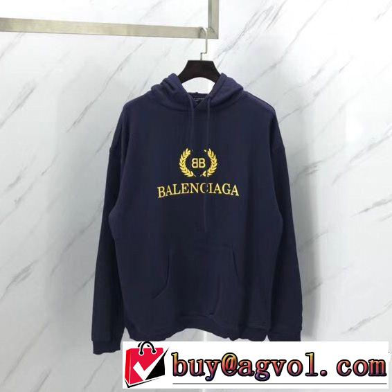 バレンシアガ BALENCIAGA  パーカー 目前の注目ブランド  現代的な印象　個性的なモデル
