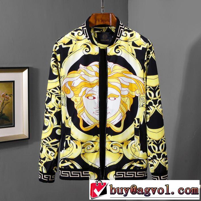 個性的なモデル 目前の注目ブランド  ヴェルサーチVERSACE 野球ウェア 人目を引く存在感