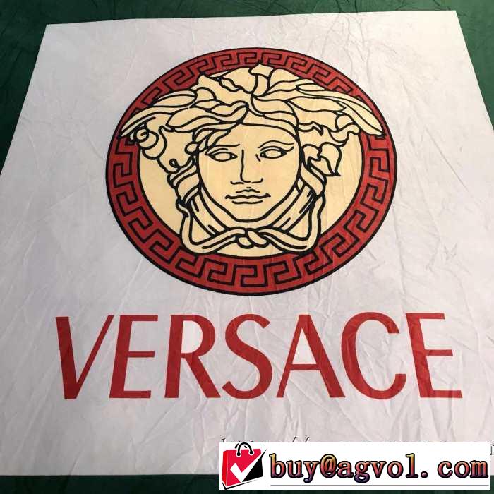 VERSACE 寝具4点セット 最新トレンドコーデおすすめヴェルサーチ 2019-20秋冬取り入れやすい