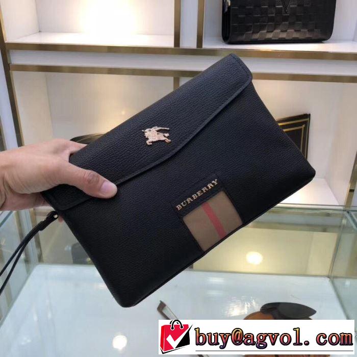 大人カジュアル夏ファッション2019 暑い今こそ活躍させたい！ バーバリー BURBERRY ポーチ