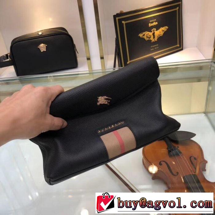 大人カジュアル夏ファッション2019 暑い今こそ活躍させたい！ バーバリー BURBERRY ポーチ