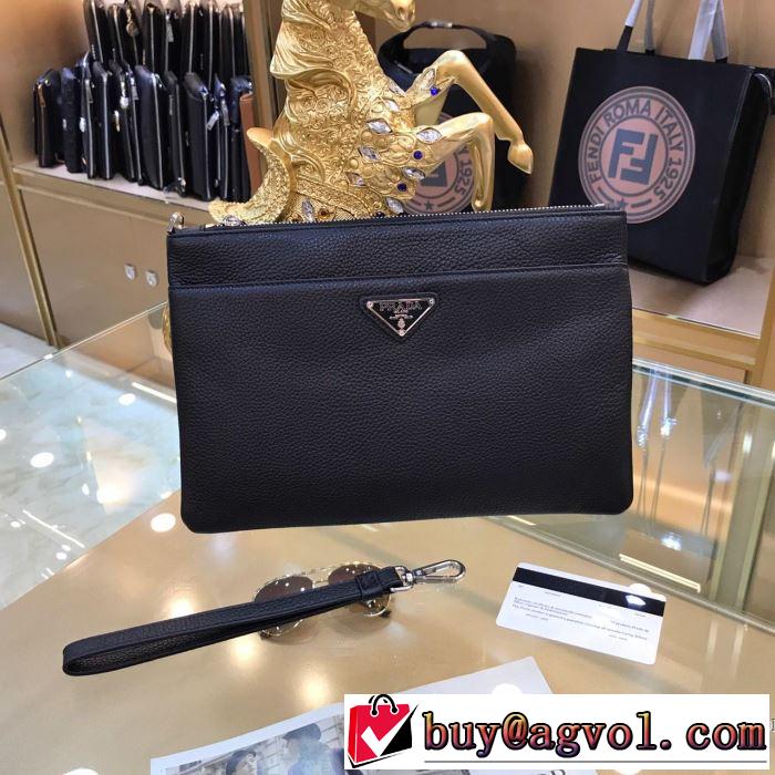 人気夏ファションおすすめ 大人カジュアル夏ファッション2019 プラダ PRADA ポーチ