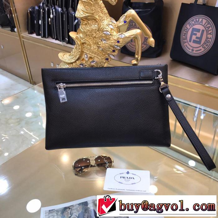 人気夏ファションおすすめ 大人カジュアル夏ファッション2019 プラダ PRADA ポーチ