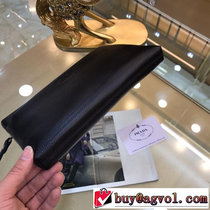人気夏ファションおすすめ 大人カジュアル夏ファッション2019 プラダ PRADA ポーチ