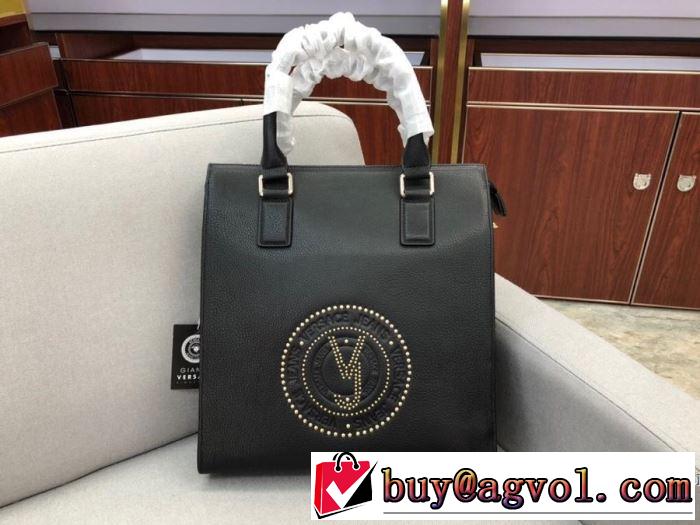 ヴェルサーチ やっぱり優しい色 VERSACE 【2019秋冬トレンド】押さえておきたい ハンドバッグ  サイズのよさを感じる新作