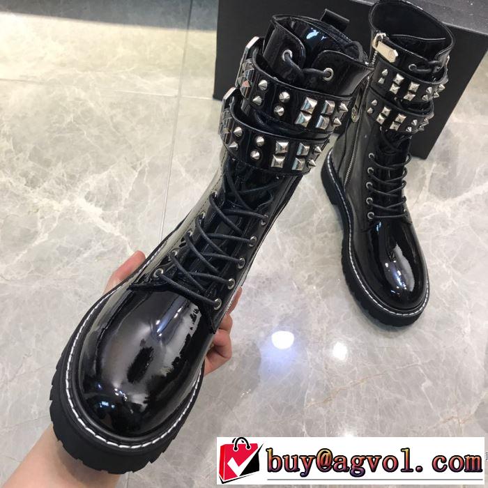 レザーブーツもちろん相性抜群  フィリッププレイン 速報！2019年秋ファッショントレンド  PHILIPP PLEIN 優しい色味がかわいい