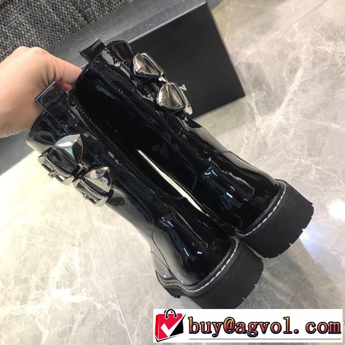 レザーブーツもちろん相性抜群  フィリッププレイン 速報！2019年秋ファッショントレンド  PHILIPP PLEIN 優しい色味がかわいい