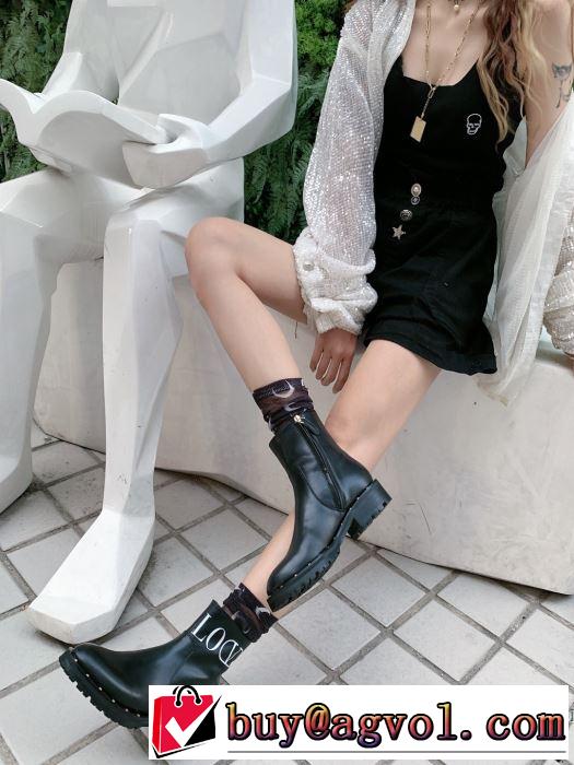 VALENTINO  おしゃれ感度が高い秋冬トレンド 寒い季節トレンド上品  ヴァレンティノ 先取り 2019/2020秋冬ファッション レザーブーツ