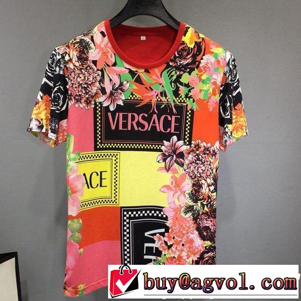 VERSACE ヴェルサーチ 半袖Tシャツ きれいめ上品に 一気にトレンド感満載な着こなし