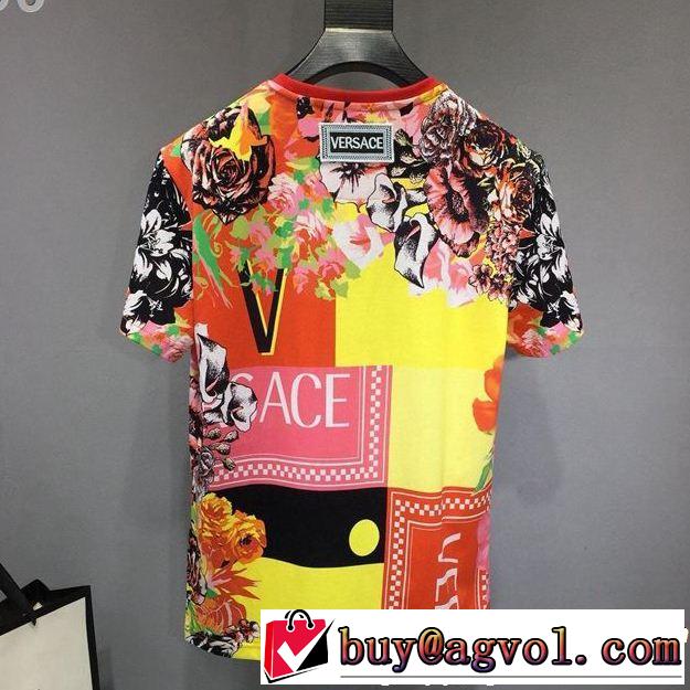VERSACE ヴェルサーチ 半袖Tシャツ きれいめ上品に 一気にトレンド感満載な着こなし
