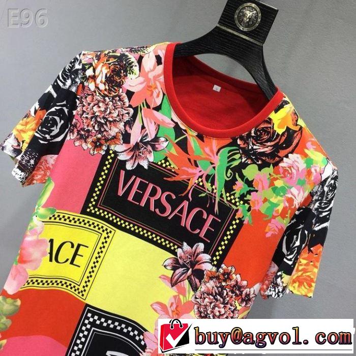 VERSACE ヴェルサーチ 半袖Tシャツ きれいめ上品に 一気にトレンド感満載な着こなし