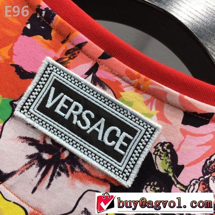 VERSACE ヴェルサーチ 半袖Tシャツ きれいめ上品に 一気にトレンド感満載な着こなし