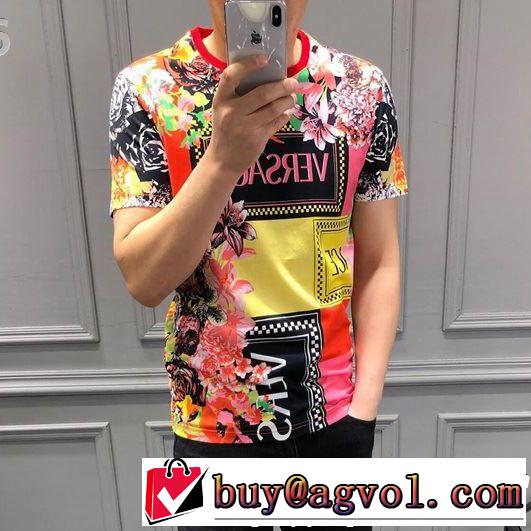 VERSACE ヴェルサーチ 半袖Tシャツ きれいめ上品に 一気にトレンド感満載な着こなし