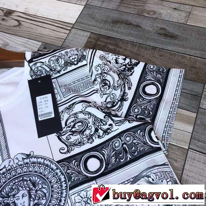 半袖Tシャツ きれいめ派に上質 今年流大人っぽさ  VERSACE ヴェルサーチ 旬の気分を絶妙に