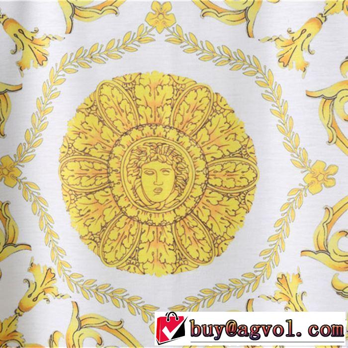 半袖Tシャツ VERSACE ヴェルサーチ 2019年春夏のトレンドアイテム 清涼感とカジュアルスタイル